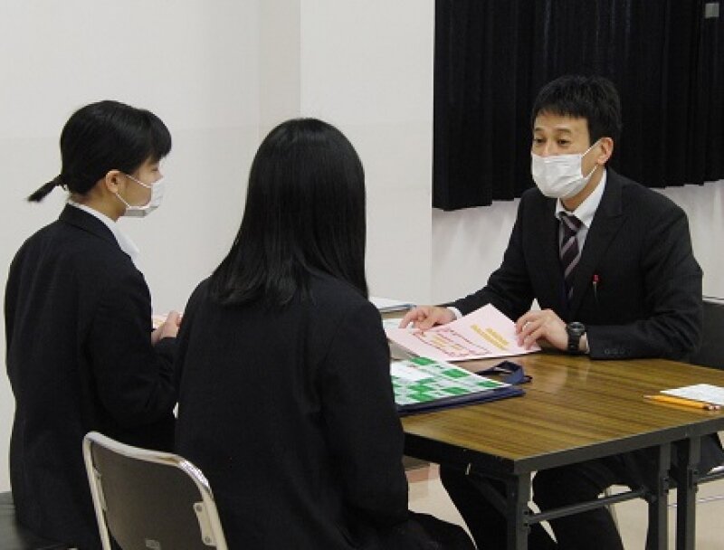 卒業生が来てくれました，お母様と一緒に